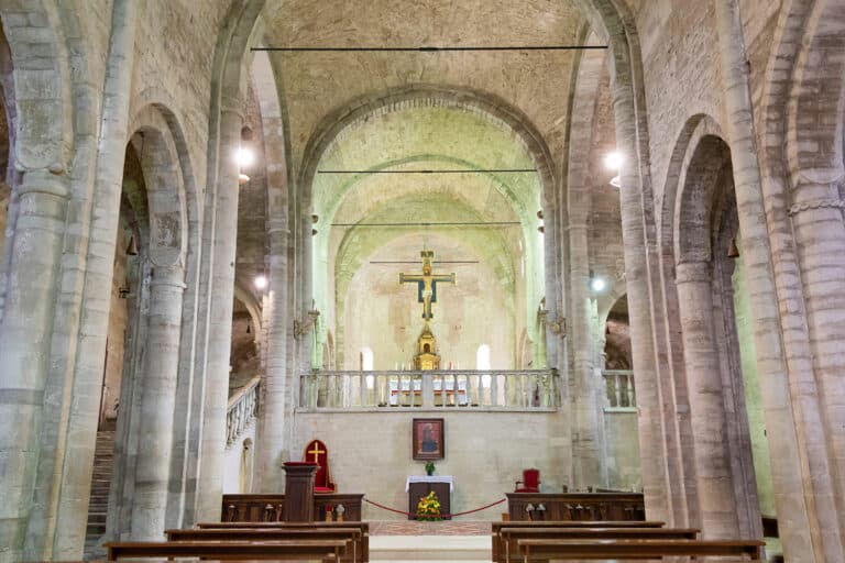 foto della navata del duomo di San Leo
