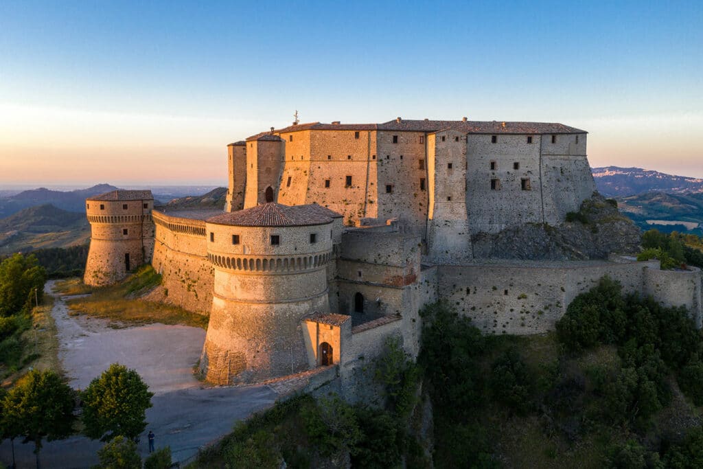 fortezza di san leo al tramonto