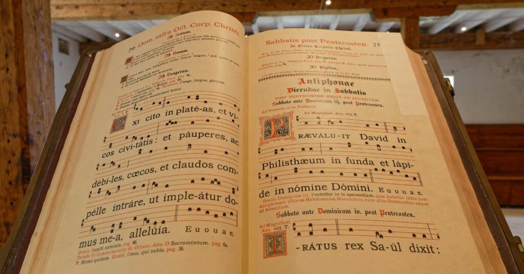 libro antico con i canti gregoriani