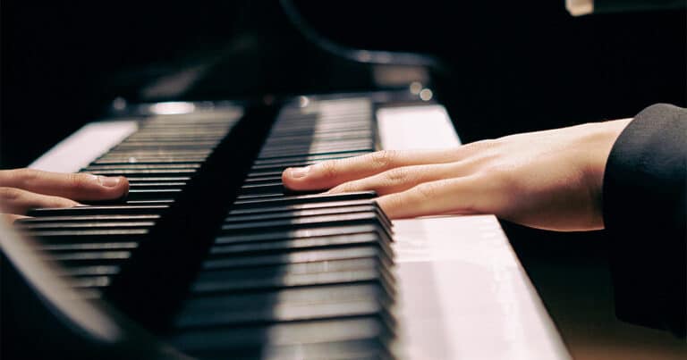 mani su pianoforte